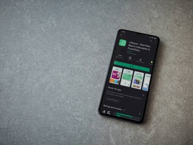 Lod, Israel - 8 Temmuz 2020: Lifesum uygulama oyun mağazası sayfası seramik taş zemin üzerinde siyah bir cep telefonu ekranında. Üst görünüm düzlüğü kopyalama alanı ile yatıyordu.