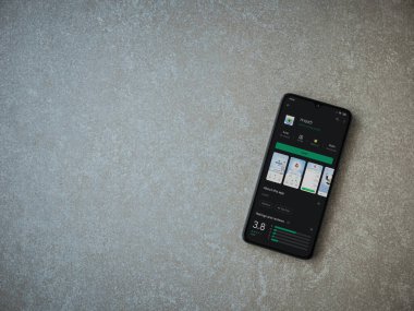 Lod, Israel - 8 Temmuz 2020: Leumit Health Services uygulama oyun mağazası sayfası seramik taş zemin üzerinde siyah bir cep telefonu görüntüsü. Üst görünüm düzlüğü kopyalama alanı ile yatıyordu.