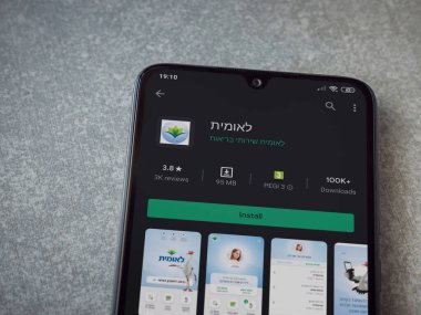 Lod, Israel - 8 Temmuz 2020: Leumit Health Services uygulama oyun mağazası sayfası seramik taş zemin üzerinde siyah bir cep telefonu görüntüsü. Üst görünüm düzlüğü kopyalama alanı ile yatıyordu.