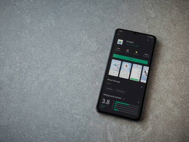 Lod, Israel - 8 Temmuz 2020: Leumit Health Services uygulama oyun mağazası sayfası seramik taş zemin üzerinde siyah bir cep telefonu görüntüsü. Üst görünüm düzlüğü kopyalama alanı ile yatıyordu.
