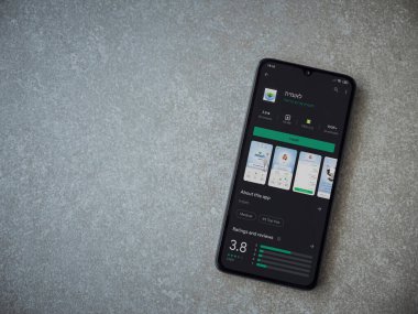 Lod, Israel - 8 Temmuz 2020: Leumit Health Services uygulama oyun mağazası sayfası seramik taş zemin üzerinde siyah bir cep telefonu görüntüsü. Üst görünüm düzlüğü kopyalama alanı ile yatıyordu.