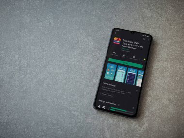 Lod, Israel - 8 Temmuz 2020: Seramik taş zemin üzerinde siyah bir cep telefonunun sergilendiği harika bir uygulama oyun mağazası sayfası. Üst görünüm düzlüğü kopyalama alanı ile yatıyordu.