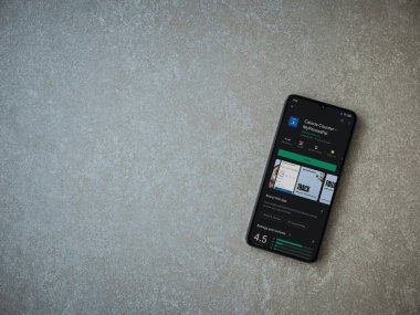 Lod, Israel - 8 Temmuz 2020: MyFitnessPal uygulama oyun mağazası sayfası seramik taş zemin üzerinde siyah bir cep telefonu görüntüsü. Üst görünüm düzlüğü kopyalama alanı ile yatıyordu.
