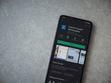 Lod, Israel - 8 Temmuz 2020: MyFitnessPal uygulama oyun mağazası sayfası seramik taş zemin üzerinde siyah bir cep telefonu görüntüsü. Üst görünüm düzlüğü kopyalama alanı ile yatıyordu.