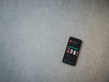 Lod, Israel - 8 Temmuz 2020: BetterMe uygulaması oyun mağazası sayfası seramik taş zemin üzerinde siyah bir cep telefonu ekranında. Üst görünüm düzlüğü kopyalama alanı ile yatıyordu.