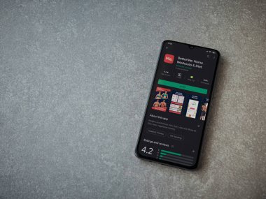 Lod, Israel - 8 Temmuz 2020: BetterMe uygulaması oyun mağazası sayfası seramik taş zemin üzerinde siyah bir cep telefonu ekranında. Üst görünüm düzlüğü kopyalama alanı ile yatıyordu.