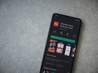 Lod, Israel - 8 Temmuz 2020: BetterMe uygulaması oyun mağazası sayfası seramik taş zemin üzerinde siyah bir cep telefonu ekranında. Üst görünüm düzlüğü kopyalama alanı ile yatıyordu.