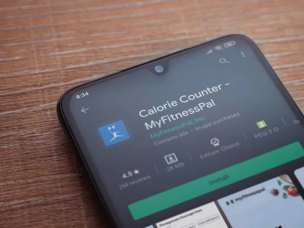 Lod, Israel - 8 Temmuz 2020: MyFitnessPal uygulama oyun mağazası sayfası ahşap arka planda siyah bir cep telefonunun ekranında. Üst görünüm düzlüğü kopyalama alanı ile yatıyordu.