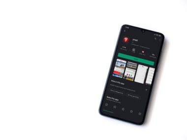 Lod, Israel - 8 Temmuz 2020: ynet uygulama oyun mağazası sayfası beyaz arkaplanda izole edilmiş siyah bir cep telefonu ekranında. Üst görünüm düzlüğü kopyalama alanı ile yatıyordu.