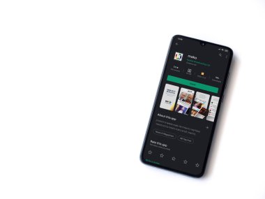 Lod, Israel - 8 Temmuz 2020: Mako app oyun mağazası sayfası beyaz arkaplanda izole edilmiş siyah bir cep telefonu ekranında. Üst görünüm düzlüğü kopyalama alanı ile yatıyordu.