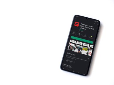 Lod, Israel - 8 Temmuz 2020: Flipboard uygulama oyun mağazası sayfası beyaz arkaplanda izole edilmiş siyah bir cep telefonu ekranında. Üst görünüm düzlüğü kopyalama alanı ile yatıyordu.