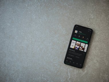 Lod, Israel - 8 Temmuz 2020: Mako app oyun mağazası sayfası seramik taş zemin üzerinde siyah bir cep telefonu görüntüsü. Üst görünüm düzlüğü kopyalama alanı ile yatıyordu.
