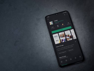 Lod, Israel - 8 Temmuz 2020: Mako app oyun mağazası sayfası koyu mermer taştan arka planda siyah bir cep telefonu ekranında. Üst görünüm düzlüğü kopyalama alanı ile yatıyordu.