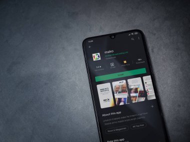 Lod, Israel - 8 Temmuz 2020: Mako app oyun mağazası sayfası koyu mermer taştan arka planda siyah bir cep telefonu ekranında. Üst görünüm düzlüğü kopyalama alanı ile yatıyordu.