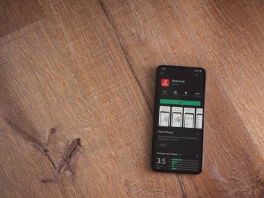 Lod, Israel - 8 Temmuz 2020: Roborock uygulama oyun mağazası sayfası ahşap arka planda siyah bir cep telefonunun ekranında. Üst görünüm düzlüğü kopyalama alanı ile yatıyordu.