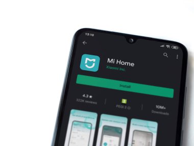 Lod, Israel - 8 Temmuz 2020: Mi Home uygulaması oyun mağazası sayfası beyaz arka planda izole edilmiş siyah bir cep telefonu ekranında. Üst görünüm düzlüğü kopyalama alanı ile yatıyordu.