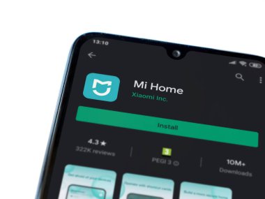 Lod, Israel - 8 Temmuz 2020: Mi Home uygulaması oyun mağazası sayfası beyaz arka planda izole edilmiş siyah bir cep telefonu ekranında. Üst görünüm düzlüğü kopyalama alanı ile yatıyordu.