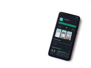 Lod, Israel - 8 Temmuz 2020: Mi Home uygulaması oyun mağazası sayfası beyaz arka planda izole edilmiş siyah bir cep telefonu ekranında. Üst görünüm düzlüğü kopyalama alanı ile yatıyordu.
