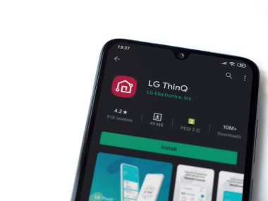 Lod, Israel - 8 Temmuz 2020: LG ThinQ uygulama oyun mağazası sayfası beyaz arkaplanda izole edilmiş siyah bir cep telefonu görüntüsü. Üst görünüm düzlüğü kopyalama alanı ile yatıyordu.