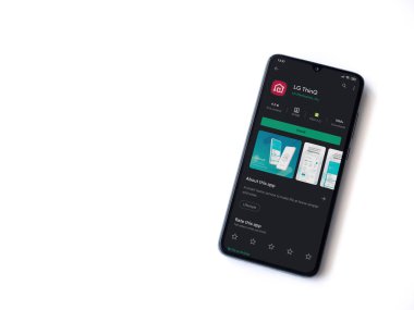 Lod, Israel - 8 Temmuz 2020: LG ThinQ uygulama oyun mağazası sayfası beyaz arkaplanda izole edilmiş siyah bir cep telefonu görüntüsü. Üst görünüm düzlüğü kopyalama alanı ile yatıyordu.