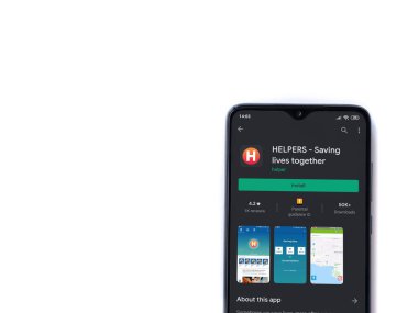 Lod, Israel - 8 Temmuz 2020: Yardımcı uygulamalar beyaz arka planda izole edilmiş siyah bir cep telefonunun ekranında oyun mağazası sayfası. Üst görünüm düzlüğü kopyalama alanı ile yatıyordu.