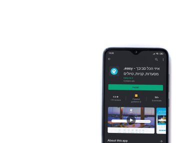 Lod, Israel - 8 Temmuz 2020: Beyaz arka planda izole edilmiş siyah bir cep telefonu ekranında basit bir uygulama oyun mağazası sayfası. Üst görünüm düzlüğü kopyalama alanı ile yatıyordu.