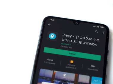 Lod, Israel - 8 Temmuz 2020: Beyaz arka planda izole edilmiş siyah bir cep telefonu ekranında basit bir uygulama oyun mağazası sayfası. Üst görünüm düzlüğü kopyalama alanı ile yatıyordu.