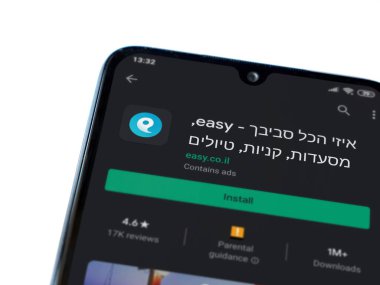 Lod, Israel - 8 Temmuz 2020: Beyaz arka planda izole edilmiş siyah bir cep telefonu ekranında basit bir uygulama oyun mağazası sayfası. Üst görünüm düzlüğü kopyalama alanı ile yatıyordu.