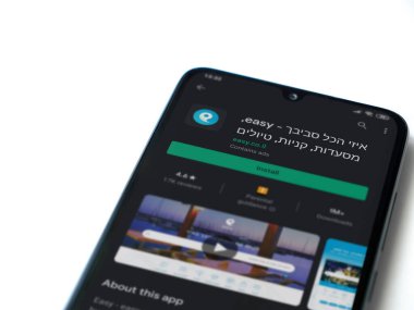 Lod, Israel - 8 Temmuz 2020: Beyaz arka planda izole edilmiş siyah bir cep telefonu ekranında basit bir uygulama oyun mağazası sayfası. Üst görünüm düzlüğü kopyalama alanı ile yatıyordu.