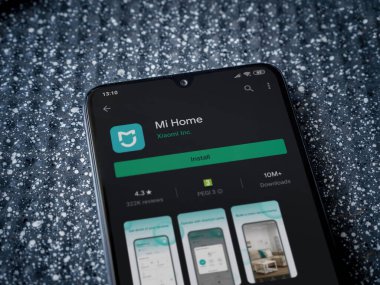 Lod, Israel - 8 Temmuz 2020: Mi Home uygulama oyun mağazası sayfası metalik arka planda siyah bir cep telefonunun ekranında. Üst görünüm yatağını kapat.