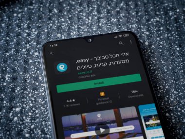Lod, Israel - 8 Temmuz 2020: Metalik arka planda siyah bir cep telefonunun sergilendiği basit bir uygulama oyun mağazası sayfası. Üst görünüm yatağını kapat.