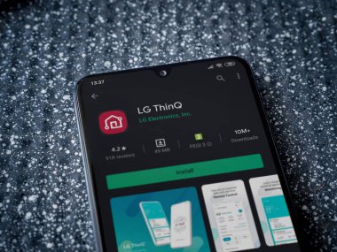 Lod, Israel - 8 Temmuz 2020: LG ThinQ uygulama oyun mağazası sayfası metalik arka planda siyah bir cep telefonu görüntüsü. Üst görünüm yatağını kapat.