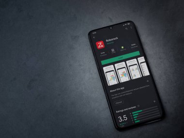 Lod, Israel - 8 Temmuz 2020: Roborock uygulama oyun mağazası sayfası koyu mermer taştan arka planda siyah bir cep telefonunun ekranında. Üst görünüm düzlüğü kopyalama alanı ile yatıyordu.
