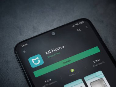 Lod, Israel - 8 Temmuz 2020: Mi Home uygulaması oyun mağazası sayfası koyu mermer taştan arka planda siyah bir cep telefonunun ekranında. Üst görünüm düzlüğü kopyalama alanı ile yatıyordu.