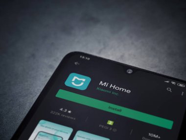 Lod, Israel - 8 Temmuz 2020: Mi Home uygulaması oyun mağazası sayfası koyu mermer taştan arka planda siyah bir cep telefonunun ekranında. Üst görünüm düzlüğü kopyalama alanı ile yatıyordu.