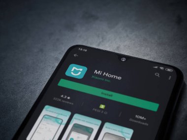 Lod, Israel - 8 Temmuz 2020: Mi Home uygulaması oyun mağazası sayfası koyu mermer taştan arka planda siyah bir cep telefonunun ekranında. Üst görünüm düzlüğü kopyalama alanı ile yatıyordu.