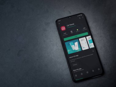 Lod, Israel - 8 Temmuz 2020: LG ThinQ uygulama oyun mağazası sayfası koyu mermer taştan arka planda siyah bir cep telefonu görüntüsü. Üst görünüm düzlüğü kopyalama alanı ile yatıyordu.