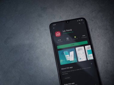 Lod, Israel - 8 Temmuz 2020: LG ThinQ uygulama oyun mağazası sayfası koyu mermer taştan arka planda siyah bir cep telefonu görüntüsü. Üst görünüm düzlüğü kopyalama alanı ile yatıyordu.