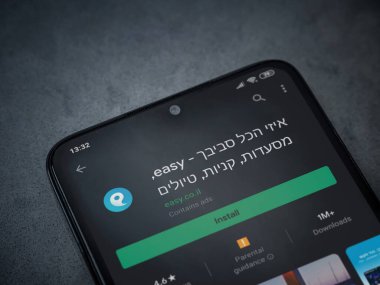 Lod, Israel - 8 Temmuz 2020: Koyu mermer taştan arka planda siyah bir cep telefonunun sergilendiği basit bir uygulama oyun mağazası sayfası. Üst görünüm düzlüğü kopyalama alanı ile yatıyordu.