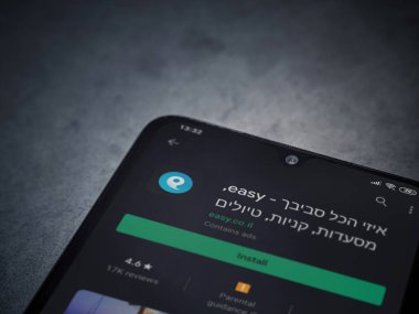 Lod, Israel - 8 Temmuz 2020: Koyu mermer taştan arka planda siyah bir cep telefonunun sergilendiği basit bir uygulama oyun mağazası sayfası. Üst görünüm düzlüğü kopyalama alanı ile yatıyordu.