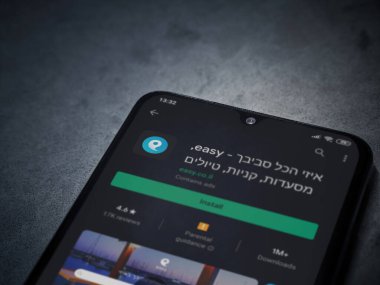 Lod, Israel - 8 Temmuz 2020: Koyu mermer taştan arka planda siyah bir cep telefonunun sergilendiği basit bir uygulama oyun mağazası sayfası. Üst görünüm düzlüğü kopyalama alanı ile yatıyordu.