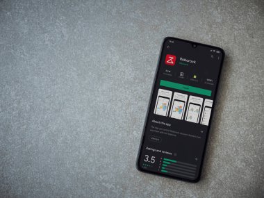 Lod, Israel - 8 Temmuz 2020: Roborock uygulaması oyun mağazası sayfası seramik taş zemin üzerinde siyah bir cep telefonu görüntüsü. Üst görünüm düzlüğü kopyalama alanı ile yatıyordu.