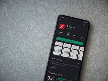 Lod, Israel - 8 Temmuz 2020: Roborock uygulaması oyun mağazası sayfası seramik taş zemin üzerinde siyah bir cep telefonu görüntüsü. Üst görünüm düzlüğü kopyalama alanı ile yatıyordu.