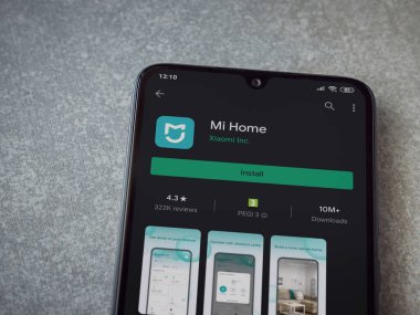 Lod, Israel - 8 Temmuz 2020: Mi Home uygulaması oyun mağazası sayfası seramik taş zemin üzerinde siyah bir cep telefonu görüntüsü. Üst görünüm düzlüğü kopyalama alanı ile yatıyordu.