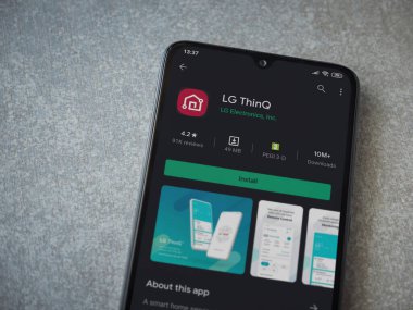 Lod, Israel - 8 Temmuz 2020: LG ThinQ uygulama oyun mağazası sayfasında seramik taş zemin üzerinde siyah bir cep telefonu görüntüsü. Üst görünüm düzlüğü kopyalama alanı ile yatıyordu.