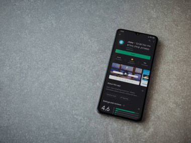 Lod, Israel - 8 Temmuz 2020: Seramik taş zemin üzerinde siyah bir cep telefonunun sergilendiği basit bir uygulama oyun mağazası sayfası. Üst görünüm düzlüğü kopyalama alanı ile yatıyordu.