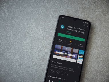 Lod, Israel - 8 Temmuz 2020: Seramik taş zemin üzerinde siyah bir cep telefonunun sergilendiği basit bir uygulama oyun mağazası sayfası. Üst görünüm düzlüğü kopyalama alanı ile yatıyordu.