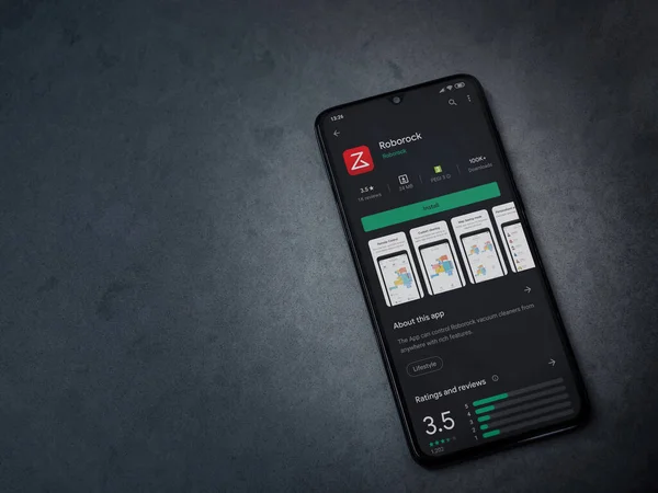 Lod, Israel - 8 Temmuz 2020: Roborock uygulama oyun mağazası sayfası koyu mermer taştan arka planda siyah bir cep telefonunun ekranında. Üst görünüm düzlüğü kopyalama alanı ile yatıyordu.