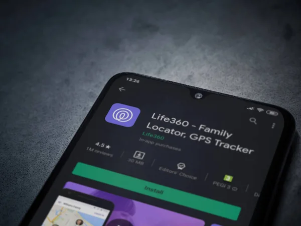 Lod, Israel - 8 Temmuz 2020: Life360 uygulama oyun mağazası sayfası koyu mermer taştan arka planda siyah bir cep telefonunun ekranında. Üst görünüm düzlüğü kopyalama alanı ile yatıyordu.