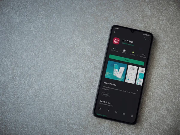 Lod, Israel - 8 Temmuz 2020: LG ThinQ uygulama oyun mağazası sayfasında seramik taş zemin üzerinde siyah bir cep telefonu görüntüsü. Üst görünüm düzlüğü kopyalama alanı ile yatıyordu.